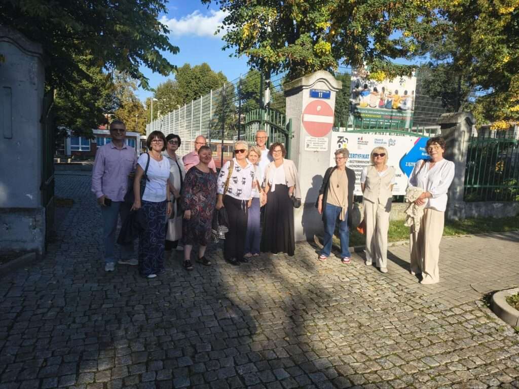 Absolwenci I LO  w 45 rocznicę po maturze odwiedzili „Kasprowicza”