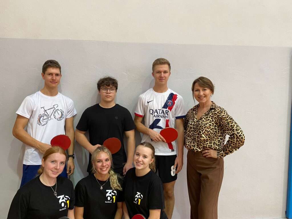 Świetne mecze szkolnych drużyn przy tenisowych stołach