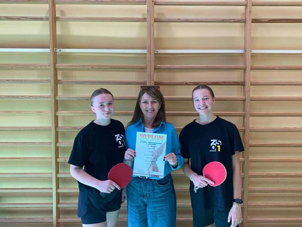 III miejsce dziewcząt w tenisie stołowym